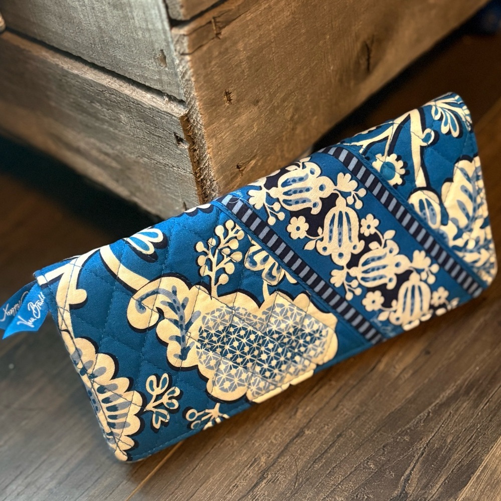 NWOT vera bradley trifold magnetic blue and white wallet clutch passport